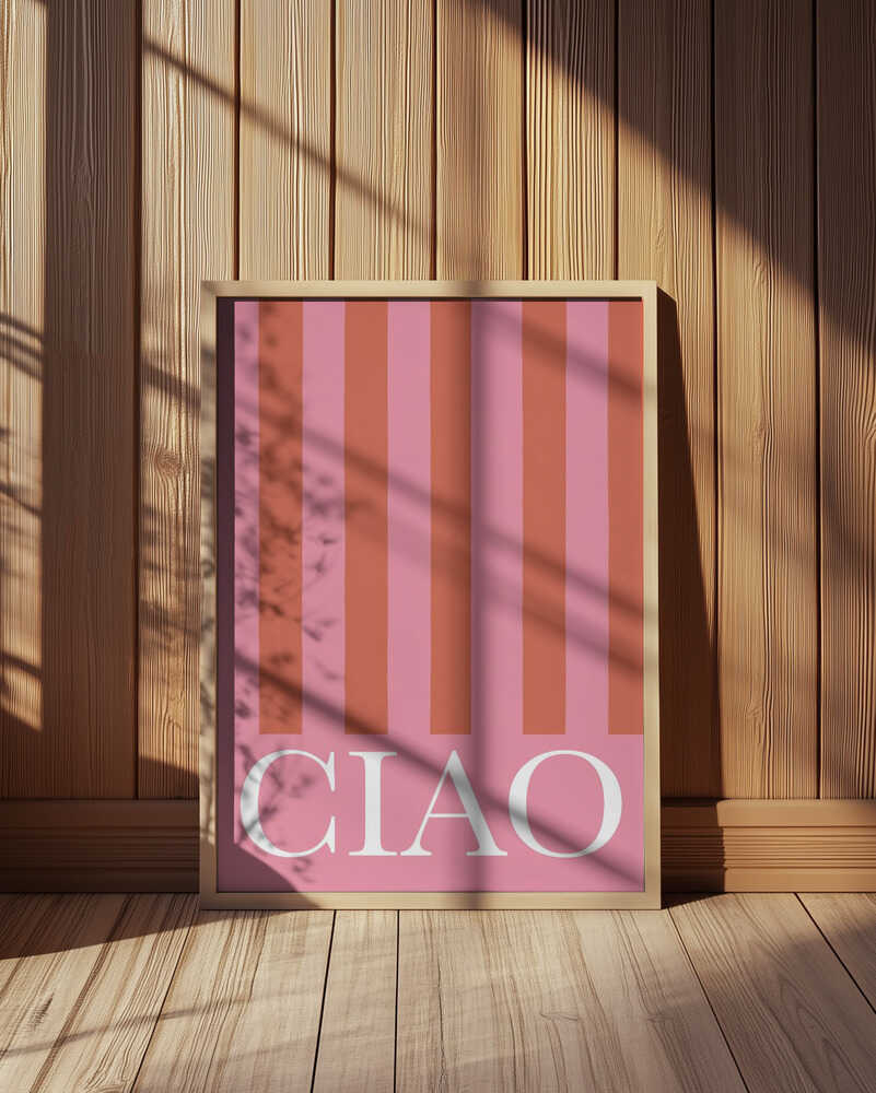 Inramad barntavla med ränder och ”CIAO”-text placerad framför en träpanel, där färgerna kontrasterar fint mot de naturliga tonerna.