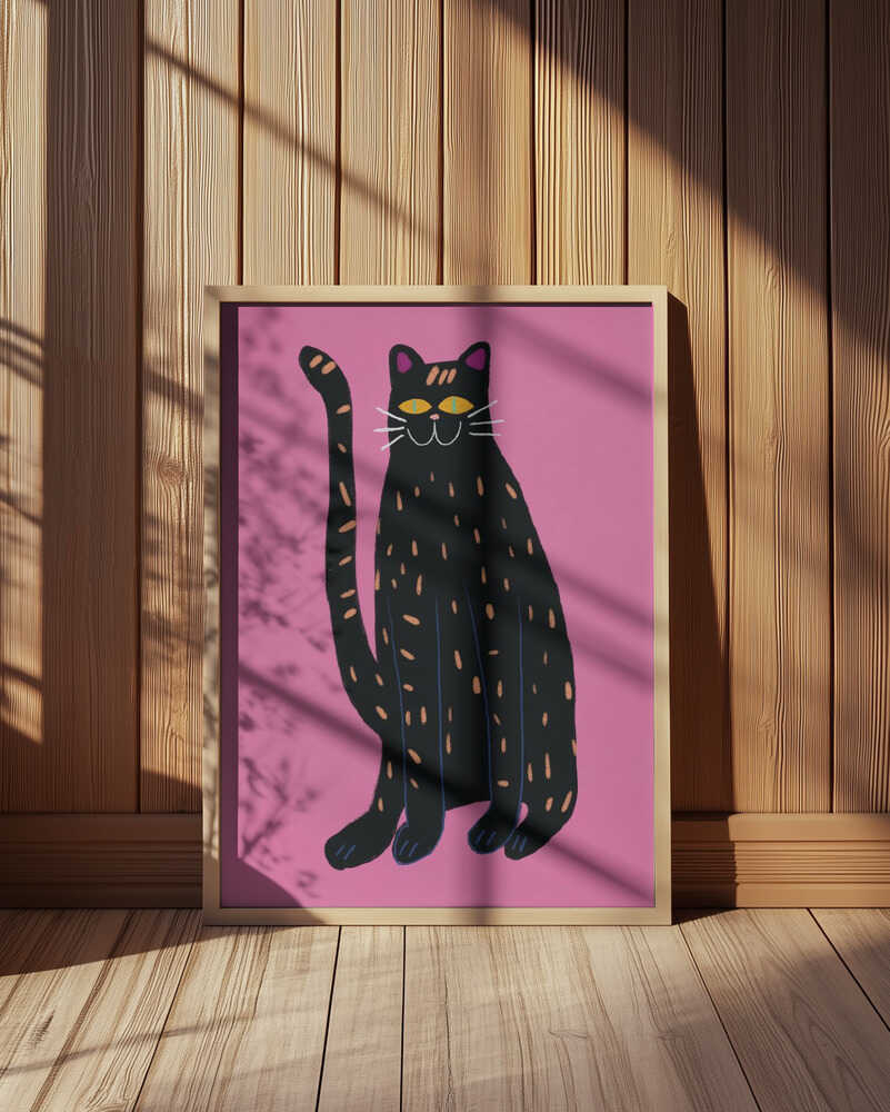 Inramad barntavla med svart katt placerad mot träpanel, där de starka färgerna kontrasterar fint mot de naturliga tonerna.