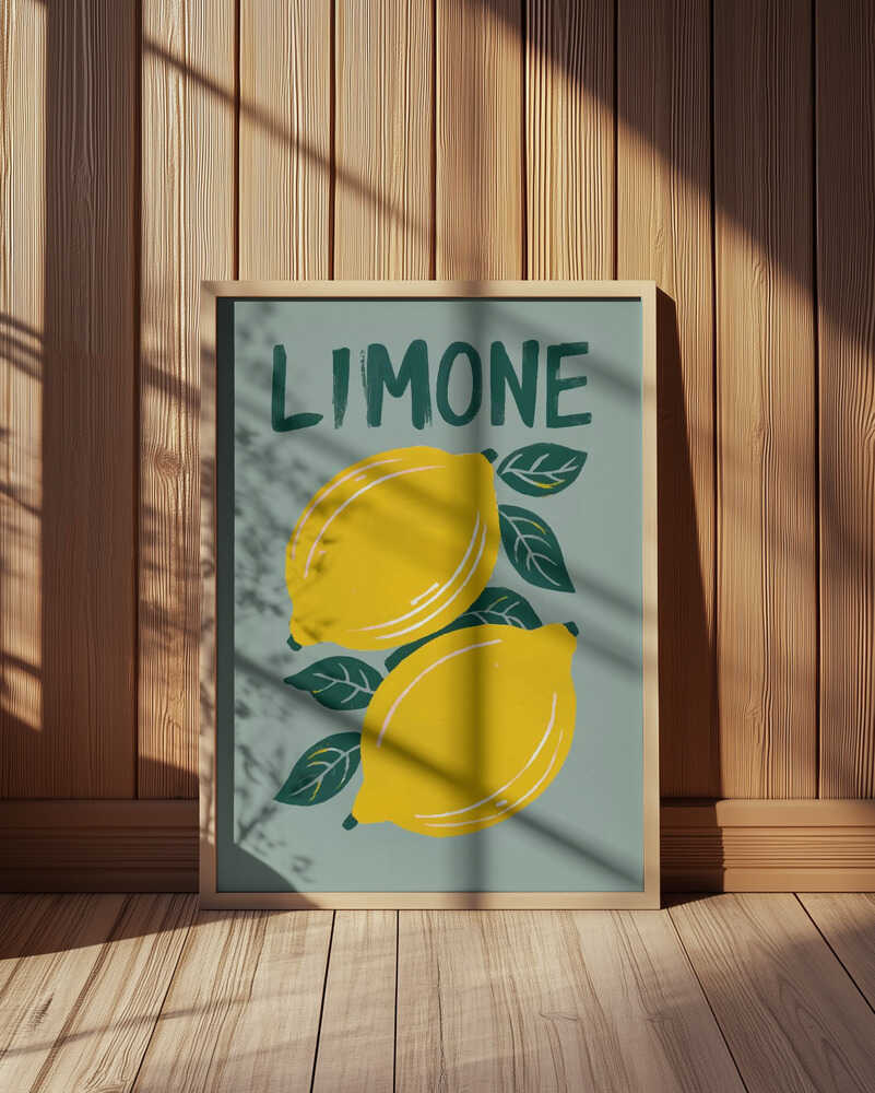 "LIMONE" barntavla lutad mot vägg med träpanel. Ljuset faller mjukt över motivet med citroner och gröna blad, vilket framhäver dess livliga färger.