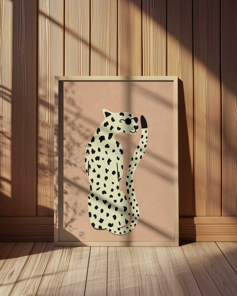 Inramad barnrumstavla med leopard i sittande pose, placerad på golvet framför träpanel. En varm och stilren inredningsdetalj.