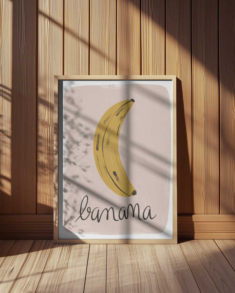 Inramad barntavla med bananillustration placerad mot träpanel, där de mjuka färgerna skapar en fin kontrast mot träet.
