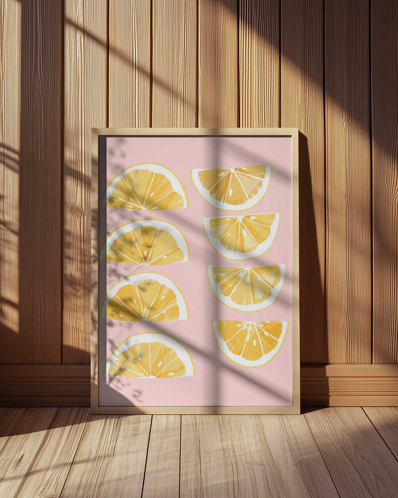 Inramad barnrumstavla med citronskivor i gult på rosa bakgrund, placerad på golvet framför träpanel. En varm och glad inredningsdetalj.