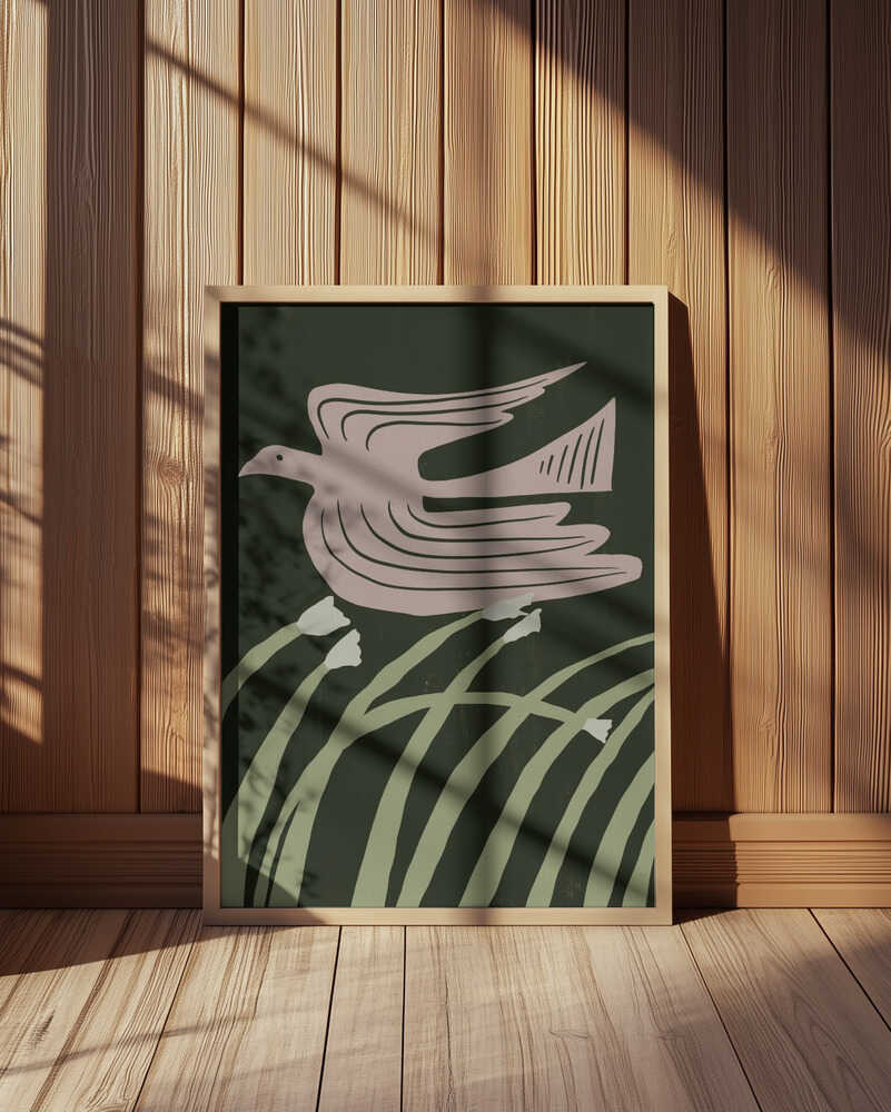 Inramad barntavla med stiliserad fågel placerad framför träpanel, där naturmotivet smälter fint ihop med rummets varmtonade material.