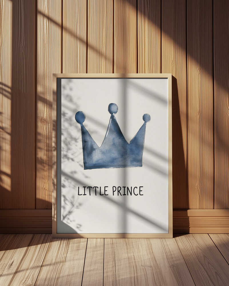 Inramad barntavla med blå krona och texten "Little Prince", placerad framför en träpanel som lyfter fram motivets mjuka färger.