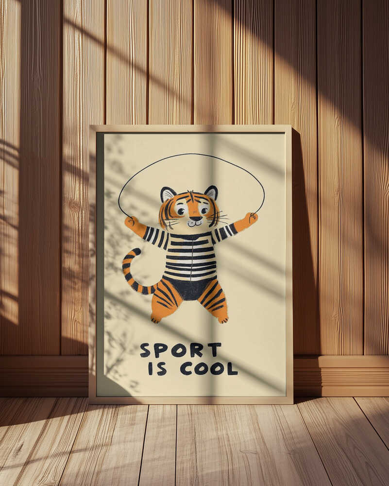 Inramad barntavla med tiger i rörelse och texten "Sport is cool", placerad framför träpanel som framhäver de mjuka och varma färgerna.
