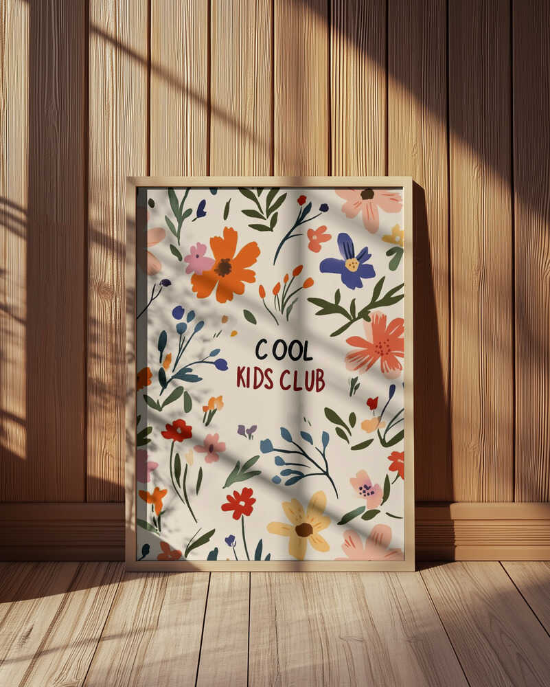 Inramad barntavla med livliga blomsterformer och texten "Cool Kids Club", placerad framför träpanel som framhäver de mjuka färgerna.