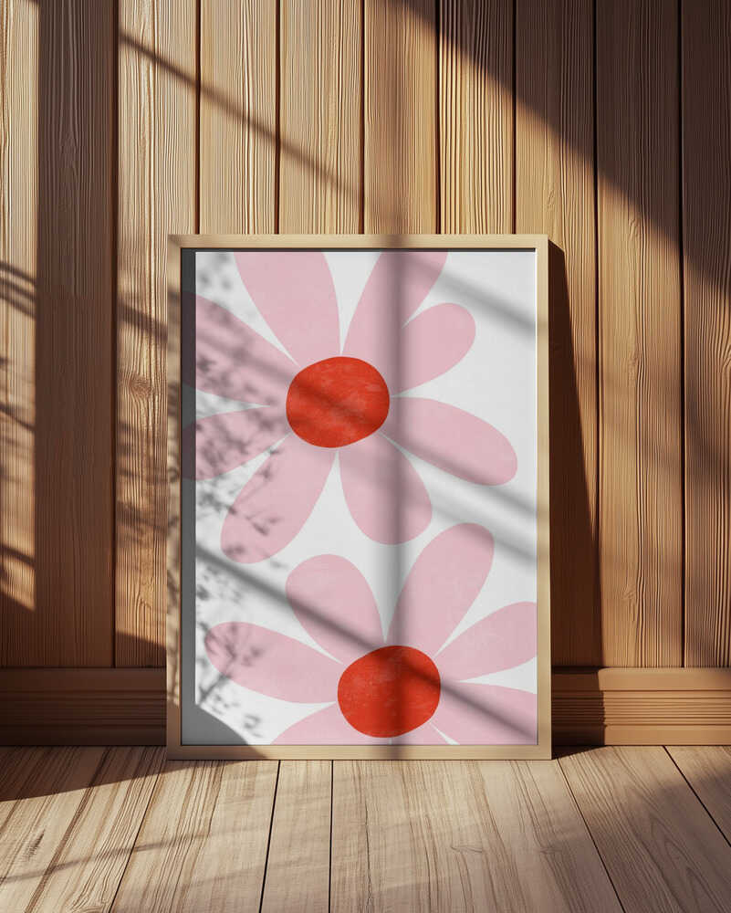 Inramad barnrumstavla med rosa blommotiv placerad vid en vägg med träpanel som skapar ett varmt och naturligt sammanhang.