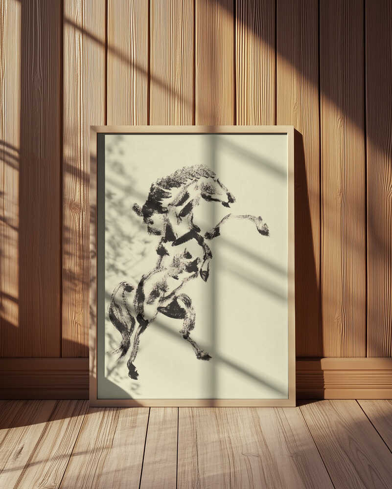 Inramad tavla med konstnärligt skissad stegrande häst placerad framför en vägg med träpanel där de grafiska kontraster framträder starkt.