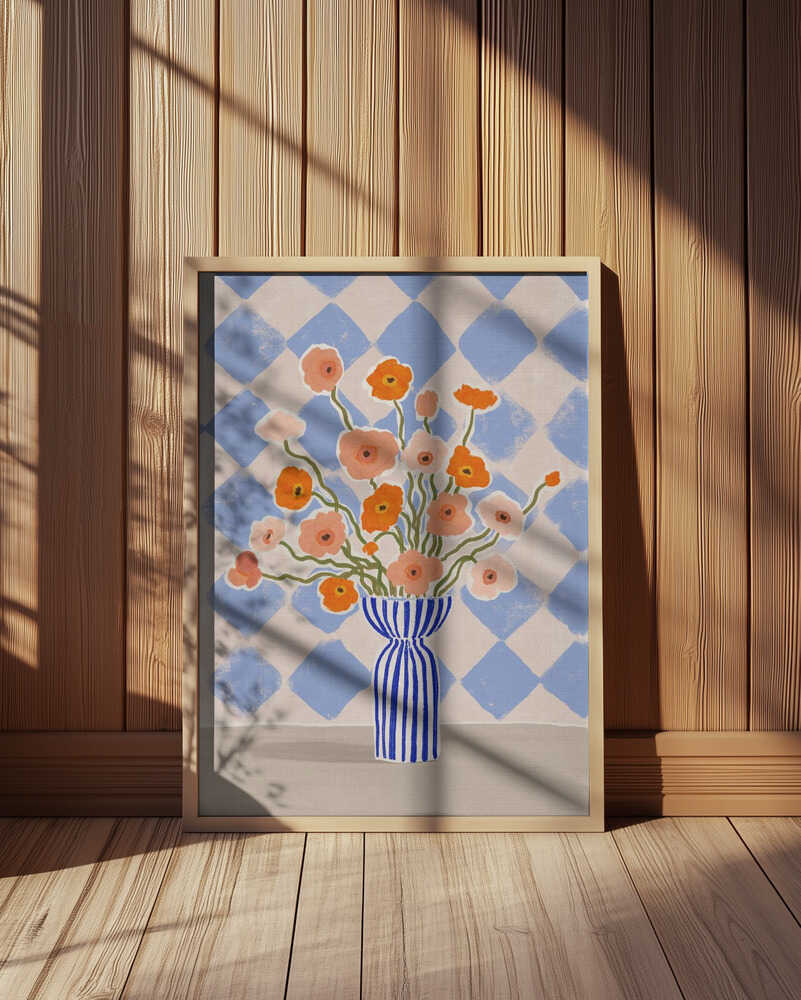 Inramad barnrumstavla med blommor och blå rutor placerad framför en vägg med träpanel, där de varma och kalla tonerna möts och bildar ett lugnt och balanserat uttryck.