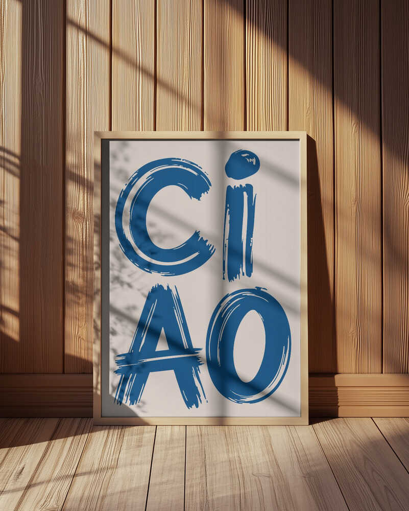 "CIAO" barntavla inramad i ekram, lutad mot en vägg med ljus träpanel. Solens skuggor och den naturliga miljön framhäver motivets varma och grafiska stil.