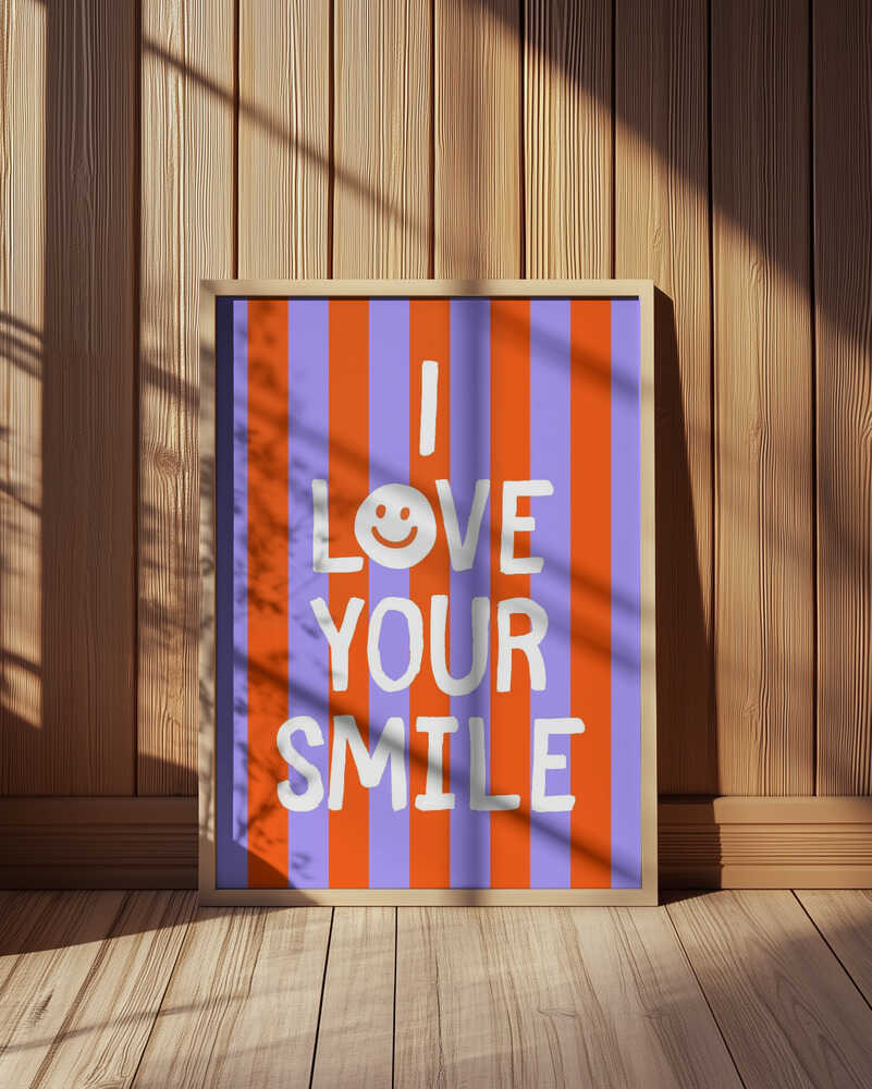 Barntavla med texten "I LOVE YOUR SMILE" lutad mot vägg med träpanel. Den färgstarka designen skapar en glad kontrast mot den naturliga träytan.