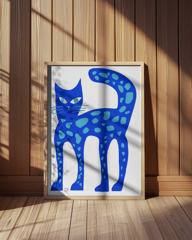 Inramad barntavla med blå katt placerad framför träpanel som framhäver den grafiska illustrationen.