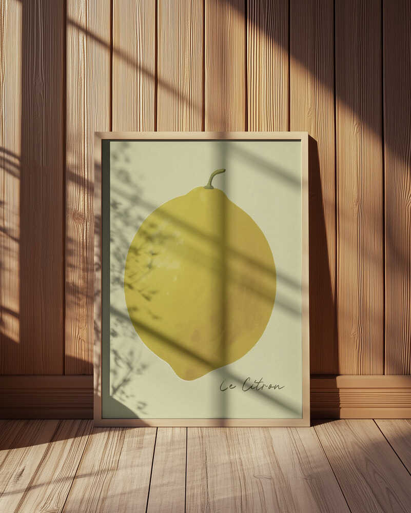 "Le Citron" barntavla inramad i träram, lutad mot en vägg med ljus träpanel. Solens skuggor och den naturliga miljön ger en varm och organisk känsla.