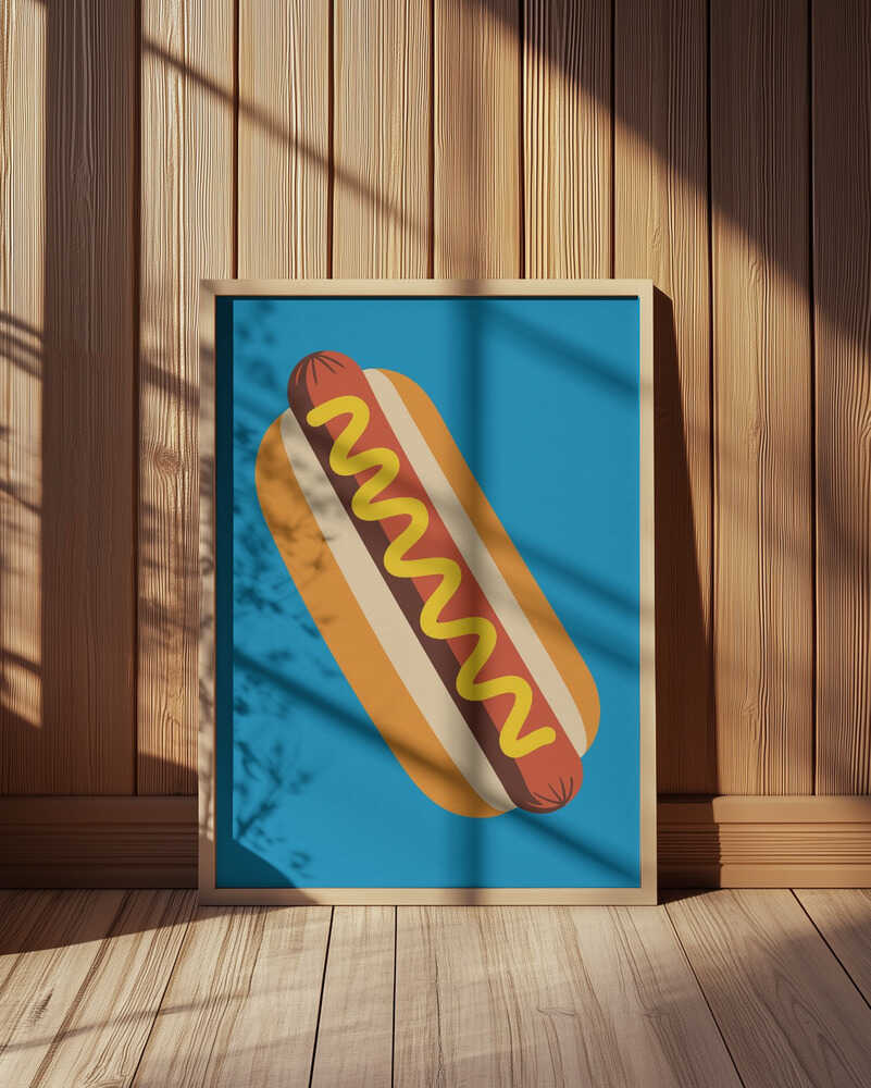 Inramad barnrumstavla med hotdog-motiv, stående på golvet framför träpanel. En varm och humoristisk sportig miljö.
