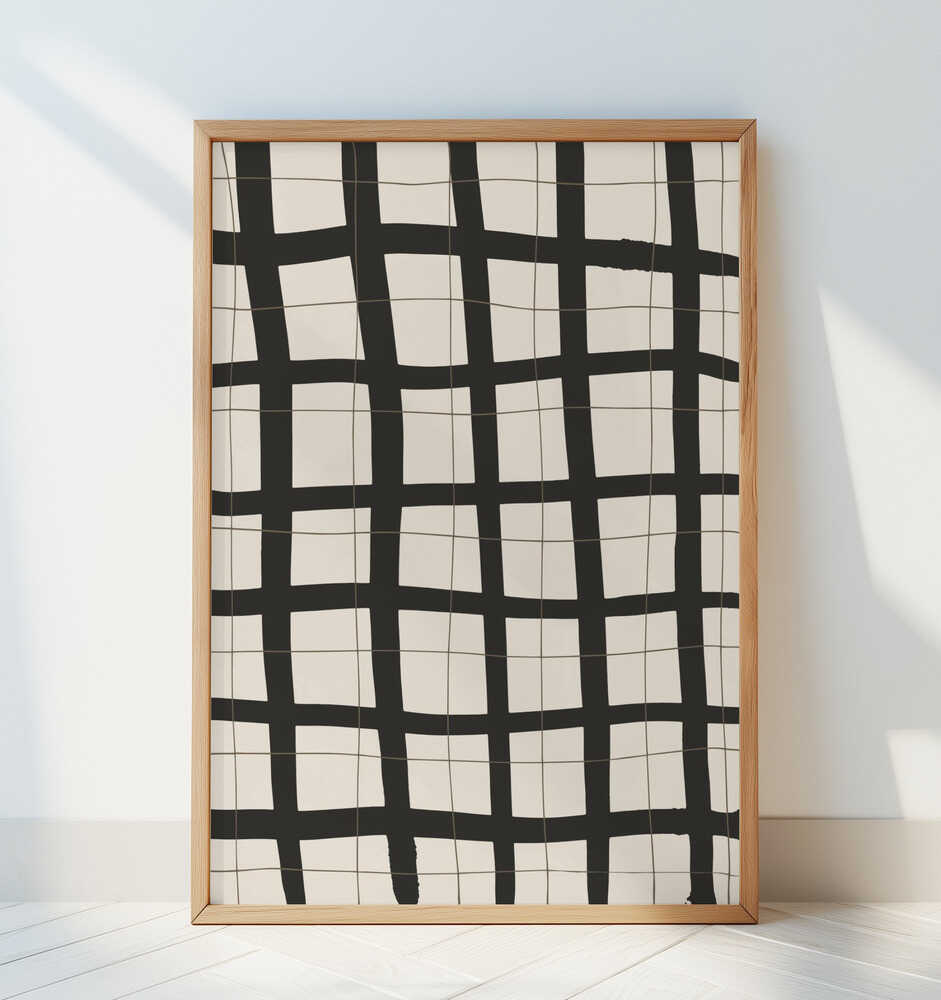 Barntavla med svartvitt rutmönster lutad mot en vit vägg och ger rummet en minimalistisk och modern touch.