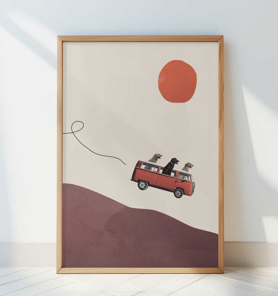 Barntavla med tre hundar i bil lutad mot en vit vägg och ger rummet en rolig och kreativ känsla.