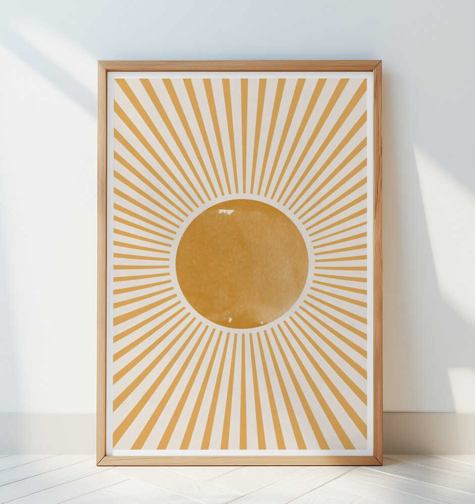 Barntavla med sol och strålar lutad mot vit vägg och tillför rummet en varm och energigivande känsla.