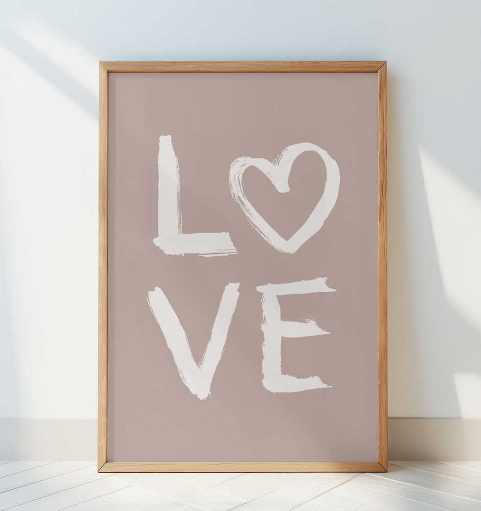 Barntavla med LOVE-typografi och hjärtformad bokstav lutad mot en vit vägg och skapar en ren och mjuk känsla i rummet.