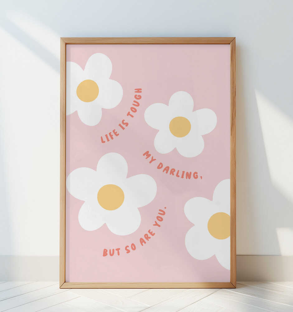 Inramad barntavla med blommor och stärkande citat "LIFE IS TOUGH MY DARLING, BUT SO ARE YOU." lutad mot en vit vägg i ett lugnt barnrum.