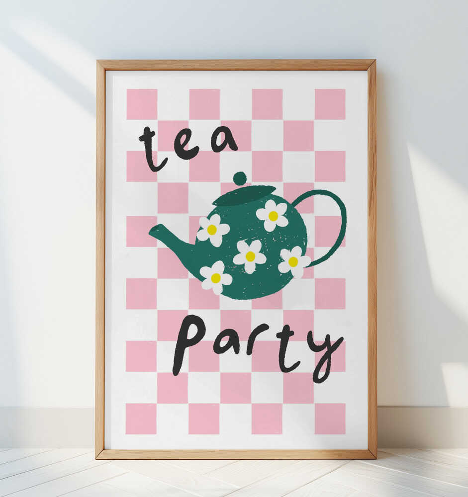 Barntavla med “tea party” och grön tekanna, inramad och lutad mot vit vägg i stilrent barnrum.