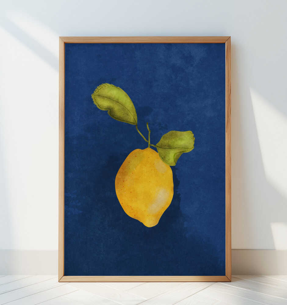 Barntavla med illustrerad citron lutad mot en vit vägg på golvet. En stilren och mjuk miljö för barnrummet.