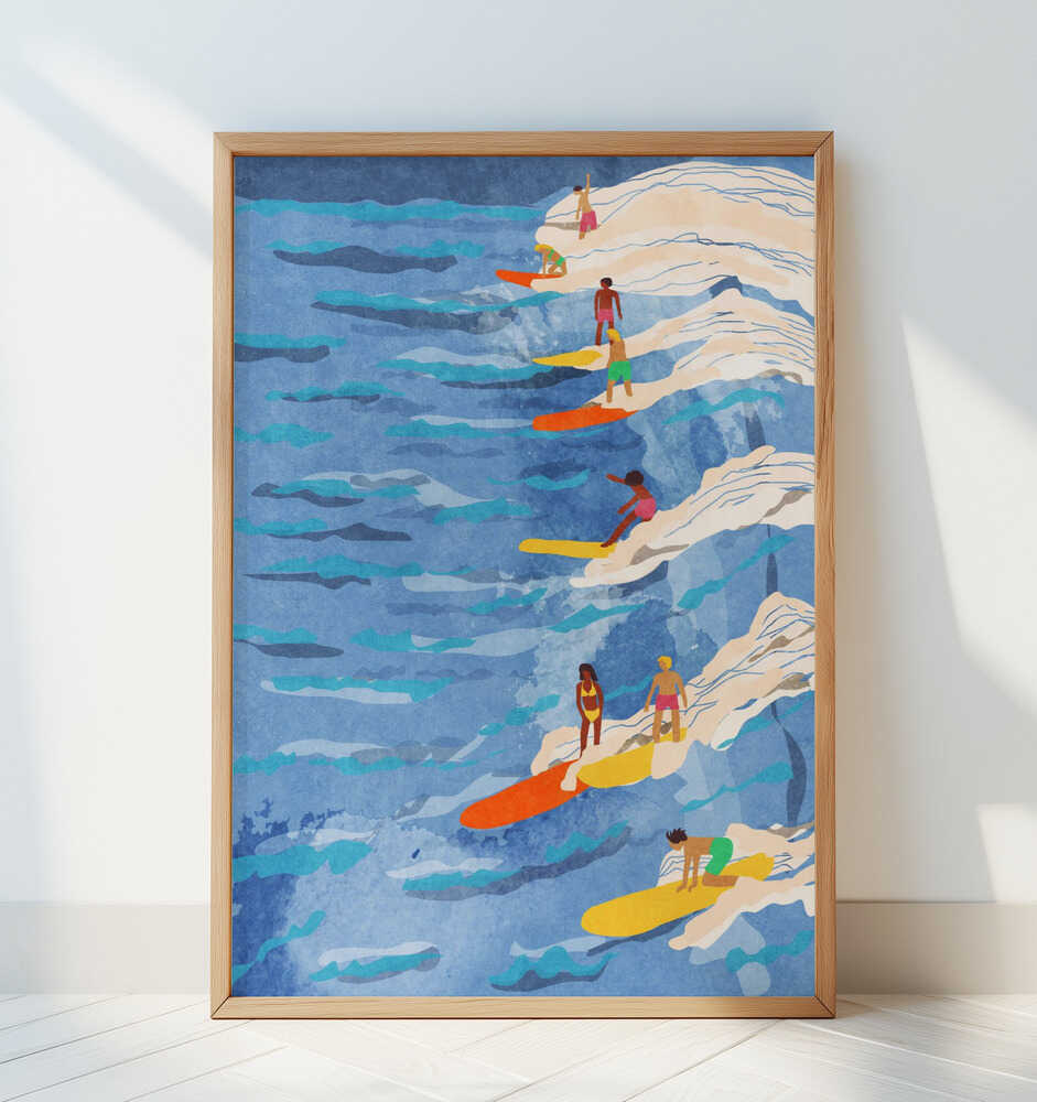 Barntavla med surfillustration inramad och lutad mot vit vägg. En modern och stilren miljöbild.