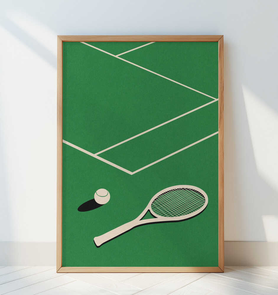Barntavla med stiliserat tennismotiv lutad mot en vit vägg, vilket framhäver de rena linjerna och den grafiska designen.