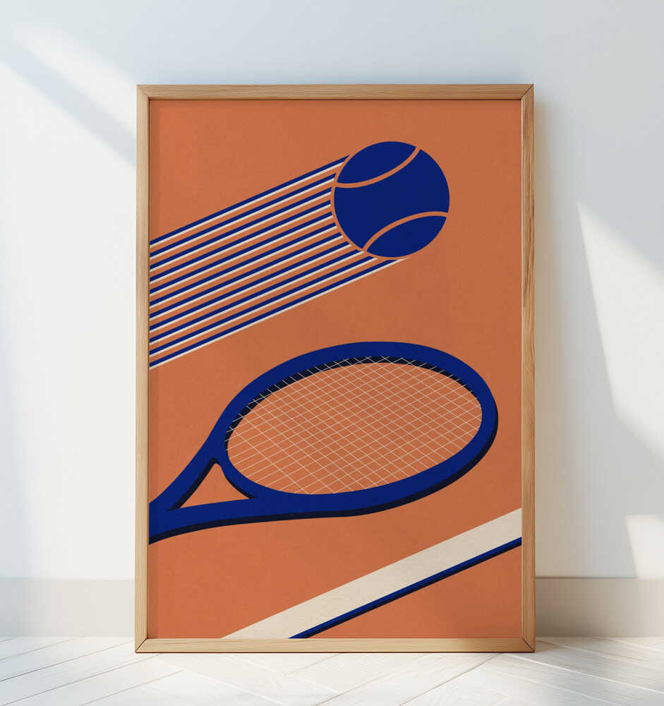 Barntavla med tennisracket och boll lutad mot en vit vägg, vilket framhäver det grafiska formspråket och de tydliga linjerna.