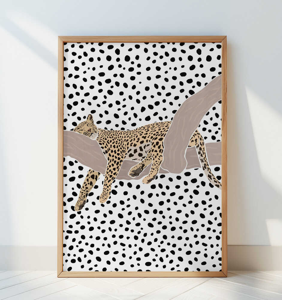 Barntavla med leopard på gren lutad mot en vit vägg, vilket framhäver kontrasten mellan det grafiska mönstret och djurmotivet.