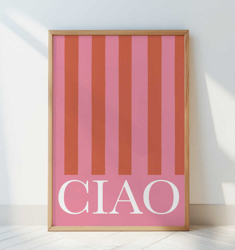 Barntavla med rosa och terrakotta ränder och texten ”CIAO” lutad mot en vit vägg, vilket framhäver motivets grafiska uttryck.