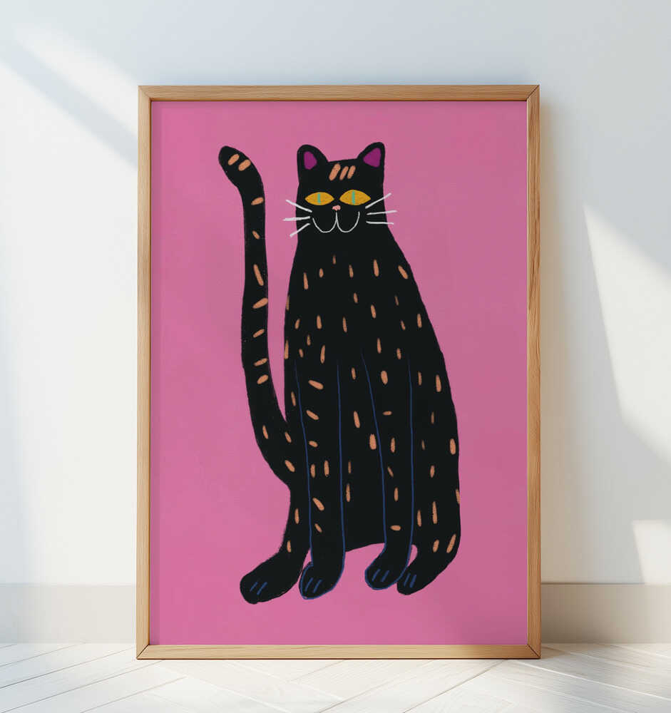 Barntavla med svart katt mot rosa bakgrund lutad mot en vit vägg, vilket framhäver motivets tydliga färgblock.