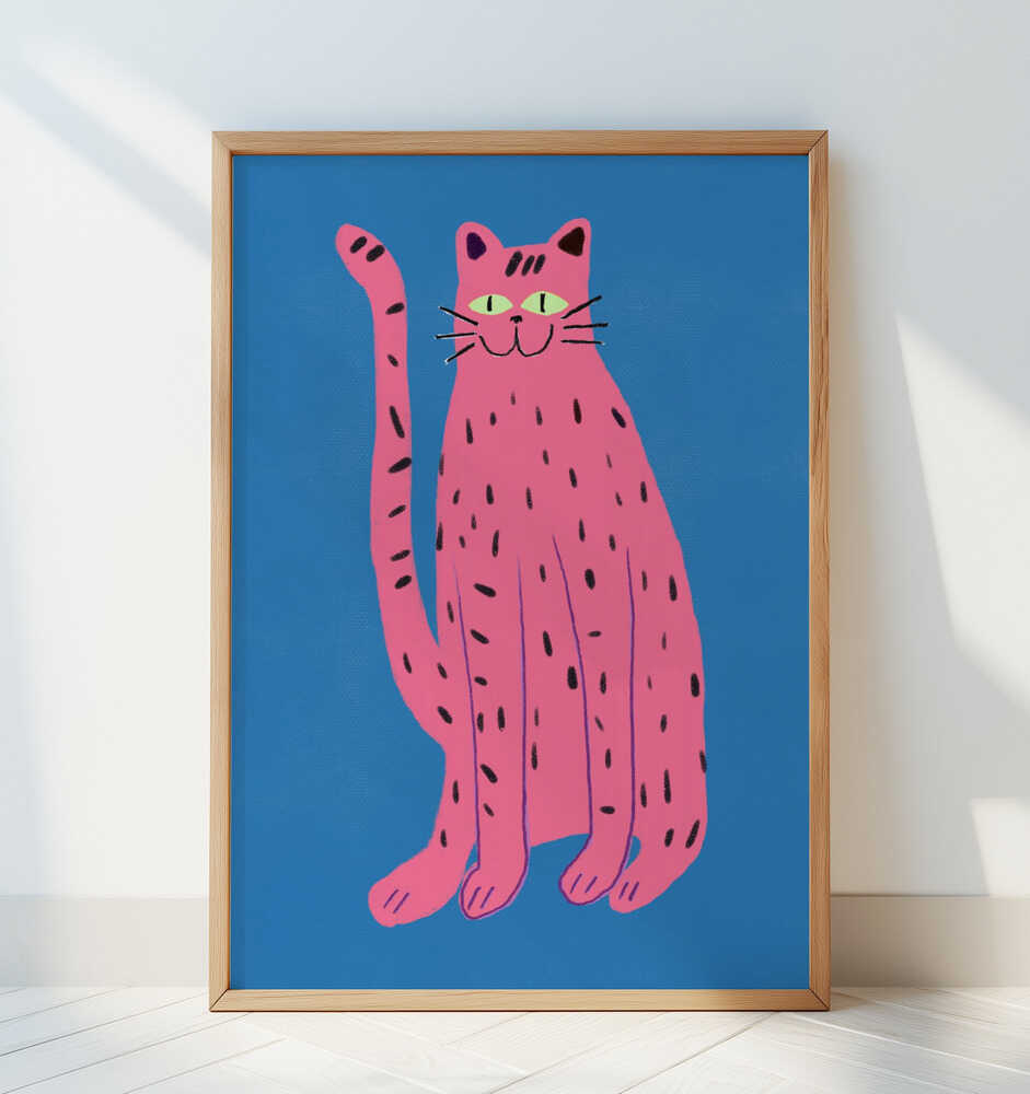 Barntavla med rosa katt på blå bakgrund lutad mot en vit vägg, vilket förstärker motivets tydliga färgblock.