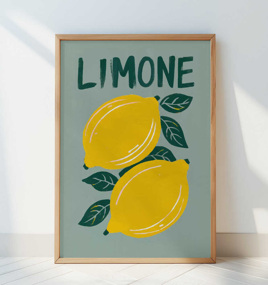 Barntavla med texten "LIMONE" och två citroner, lutad mot vit vägg i ett ljust rum. Tavlans varma färger skapar en glad kontrast mot den neutrala bakgrunden.
