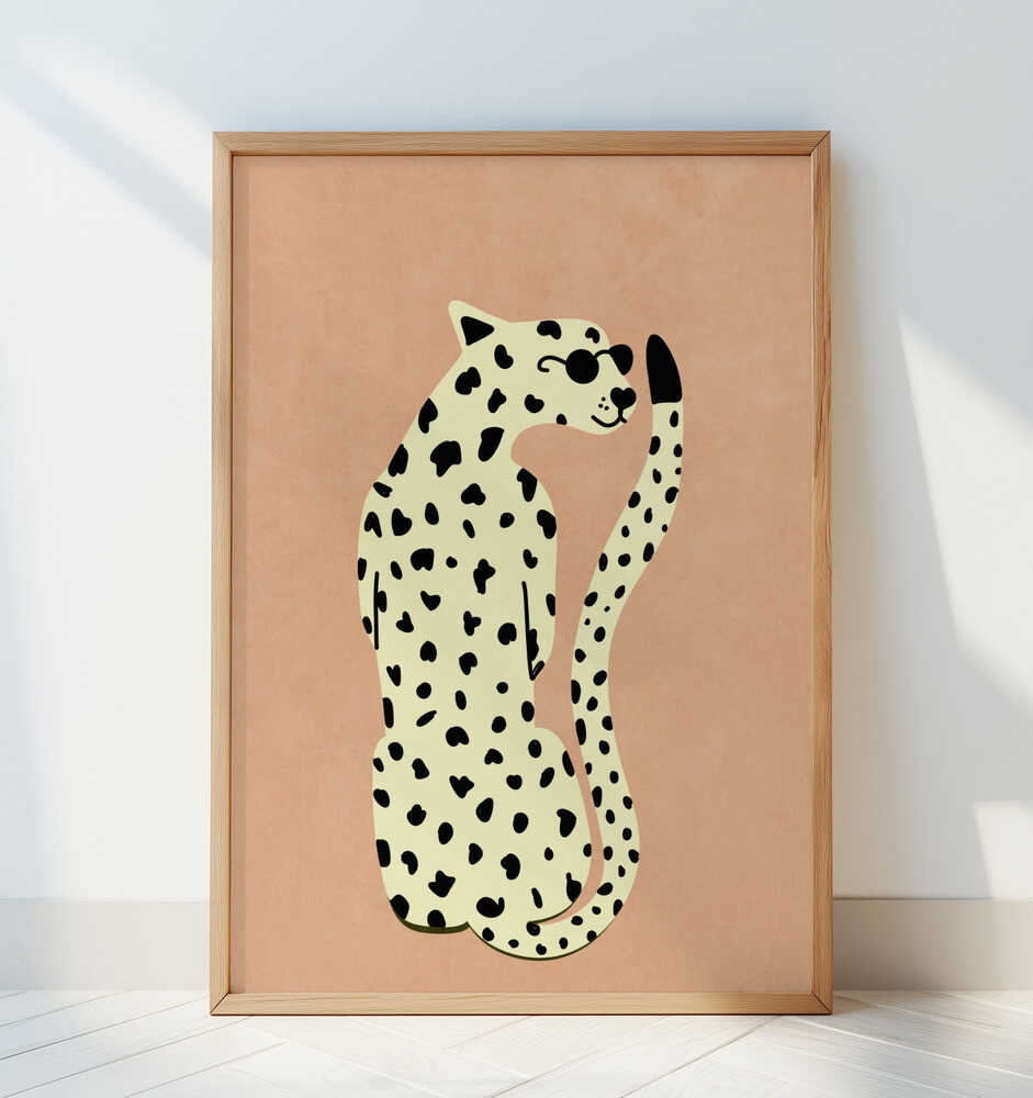 Inramad barnrumstavla med leopard med solglasögon, lutad mot vit vägg. En modern och rolig färgaccent.