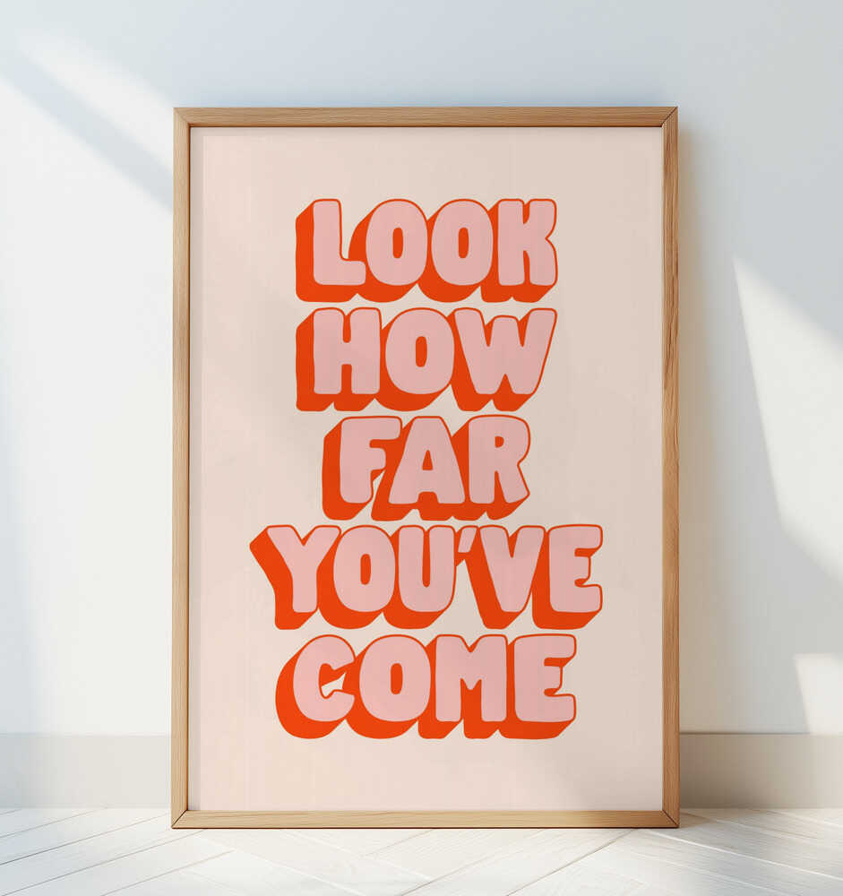 Inramad barnrumstavla med motiverande texten "LOOK HOW FAR YOU'VE COME", lutad mot vit vägg. En enkel och positiv färgaccent.