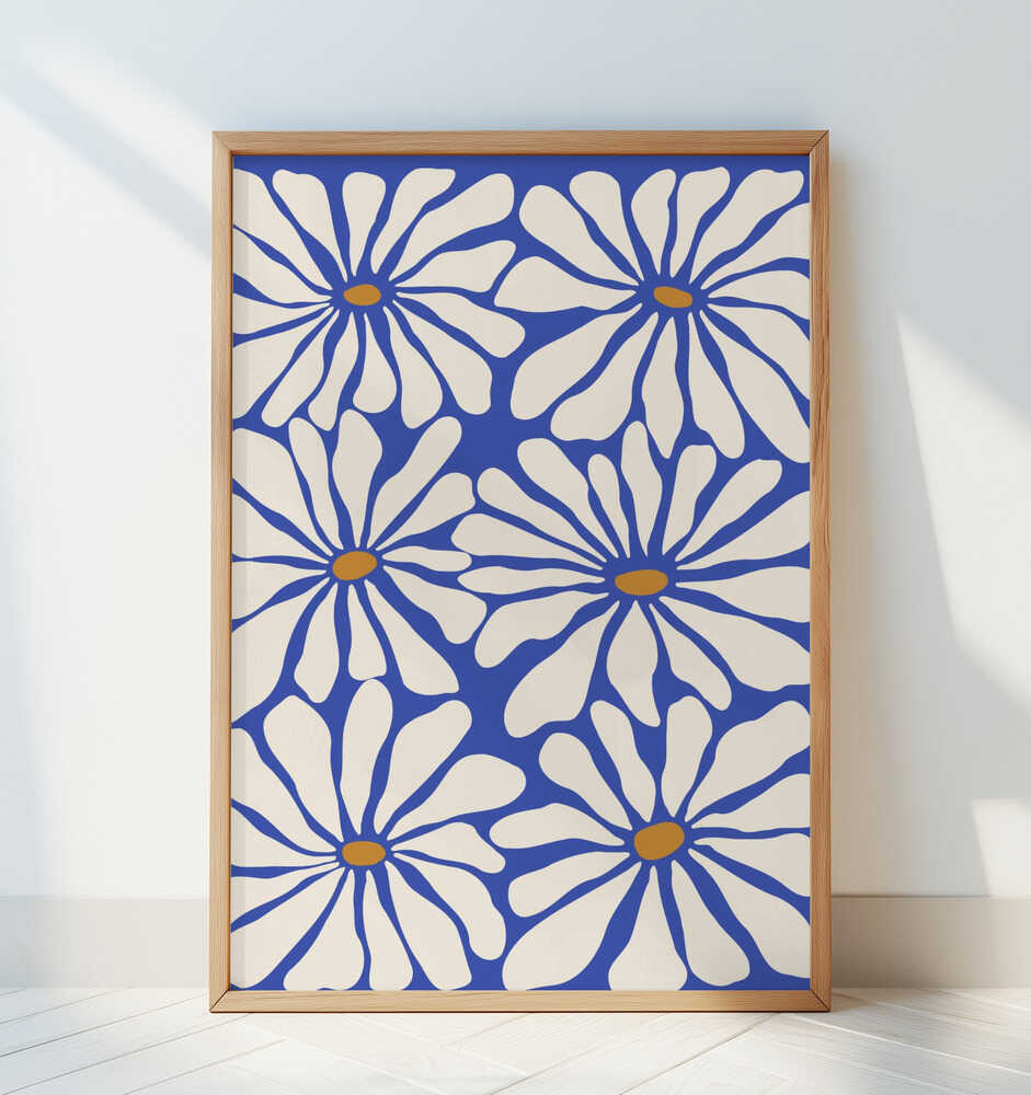 Inramad barnrumstavla med stora vita blommor och blå konturer, lutad mot vit vägg. En pigg och dekorativ färgaccent.