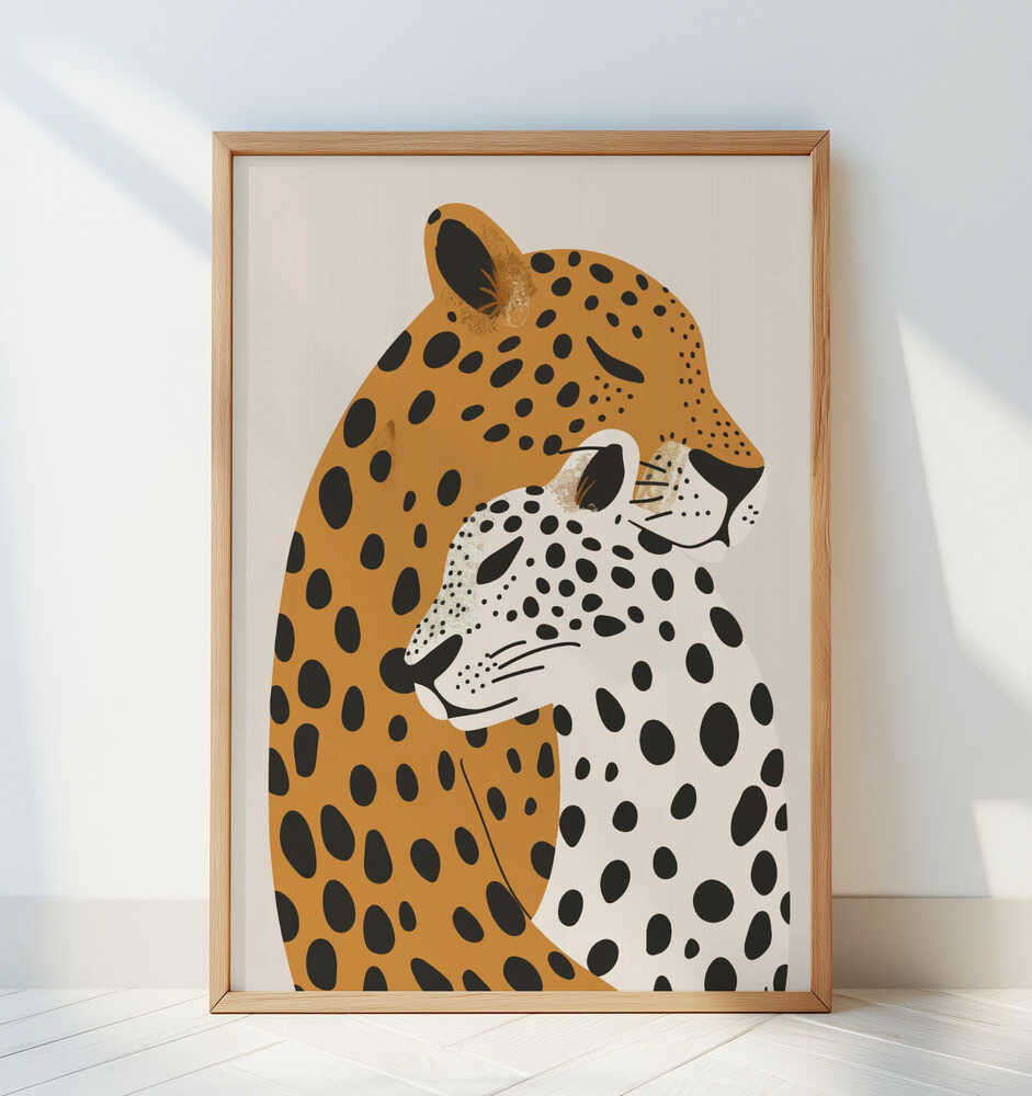 Tavla med två leoparder, lutad mot en vit vägg i ett ljust barnrum. Den mjuka färgskalan och enkla miljön framhäver motivets lugna uttryck.