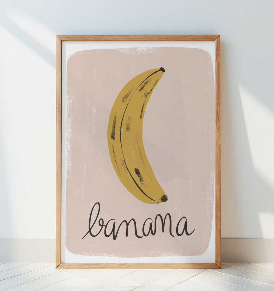 Barntavla med bananmotiv lutad mot en vit vägg, vilket framhäver de grafiska, mjuka formerna.