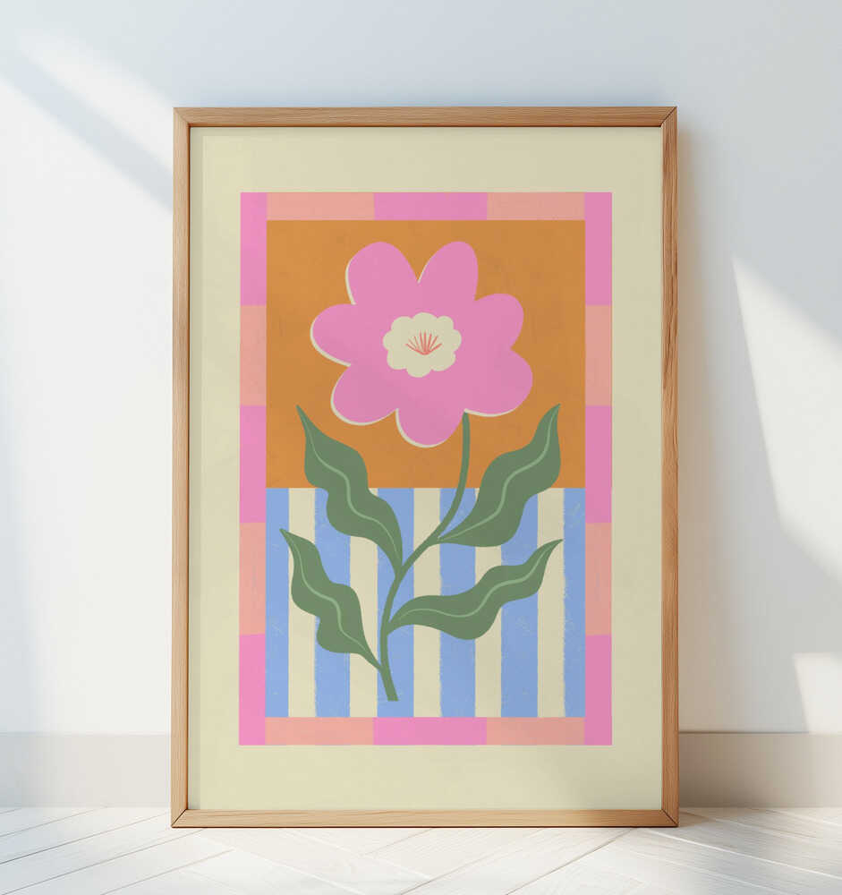 Inramad barnrumstavla med rosa blomma och färgstark bakgrund, lutad mot vit vägg. En modern och glad färgklick.