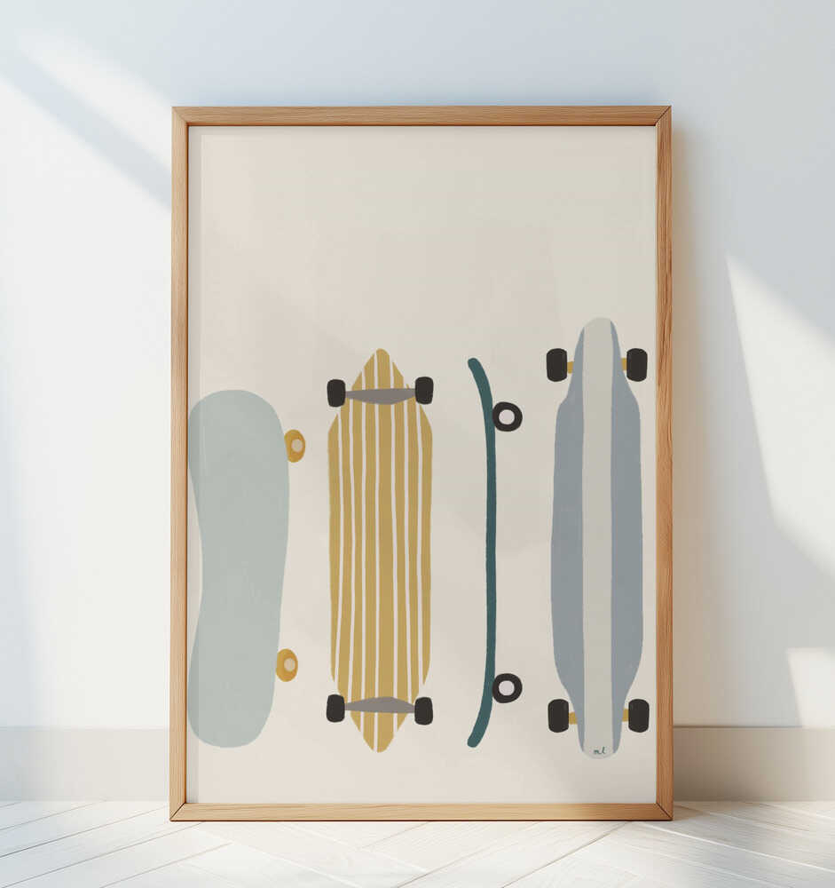Barntavla med stiliserade skateboards lutad mot en vit vägg, vilket framhäver motivets rena och moderna formspråk.