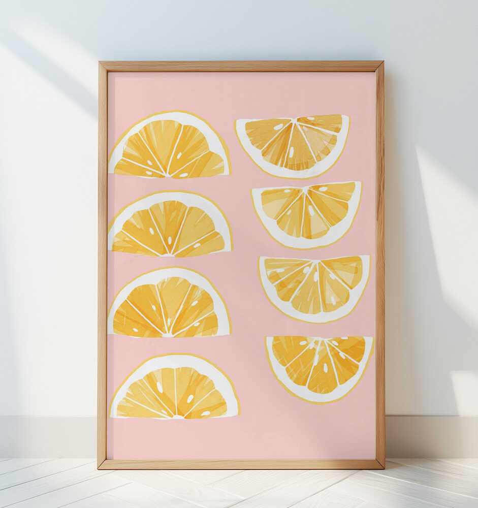 Inramad barnrumstavla med citronskivor på rosa bakgrund, lutad mot vit vägg. En ren och färgstark accent i rummet.