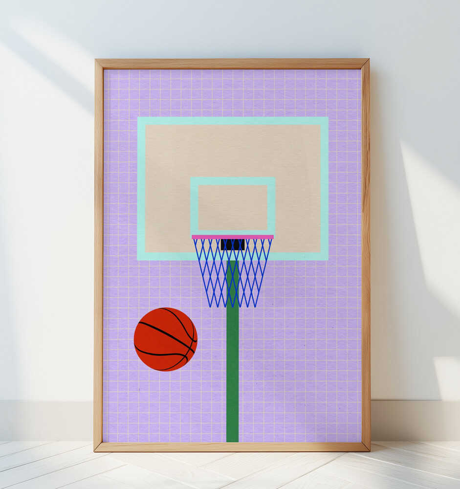 Barntavla med sportigt basketmotiv lutad mot en vit vägg, vilket framhäver de grafiska linjerna och den tydliga färgpaletten.