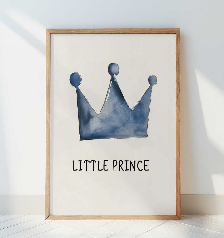 Inramad barntavla med blå krona och texten "Little Prince", lutad mot en vit vägg för ett rent, stilfullt och harmoniskt uttryck.