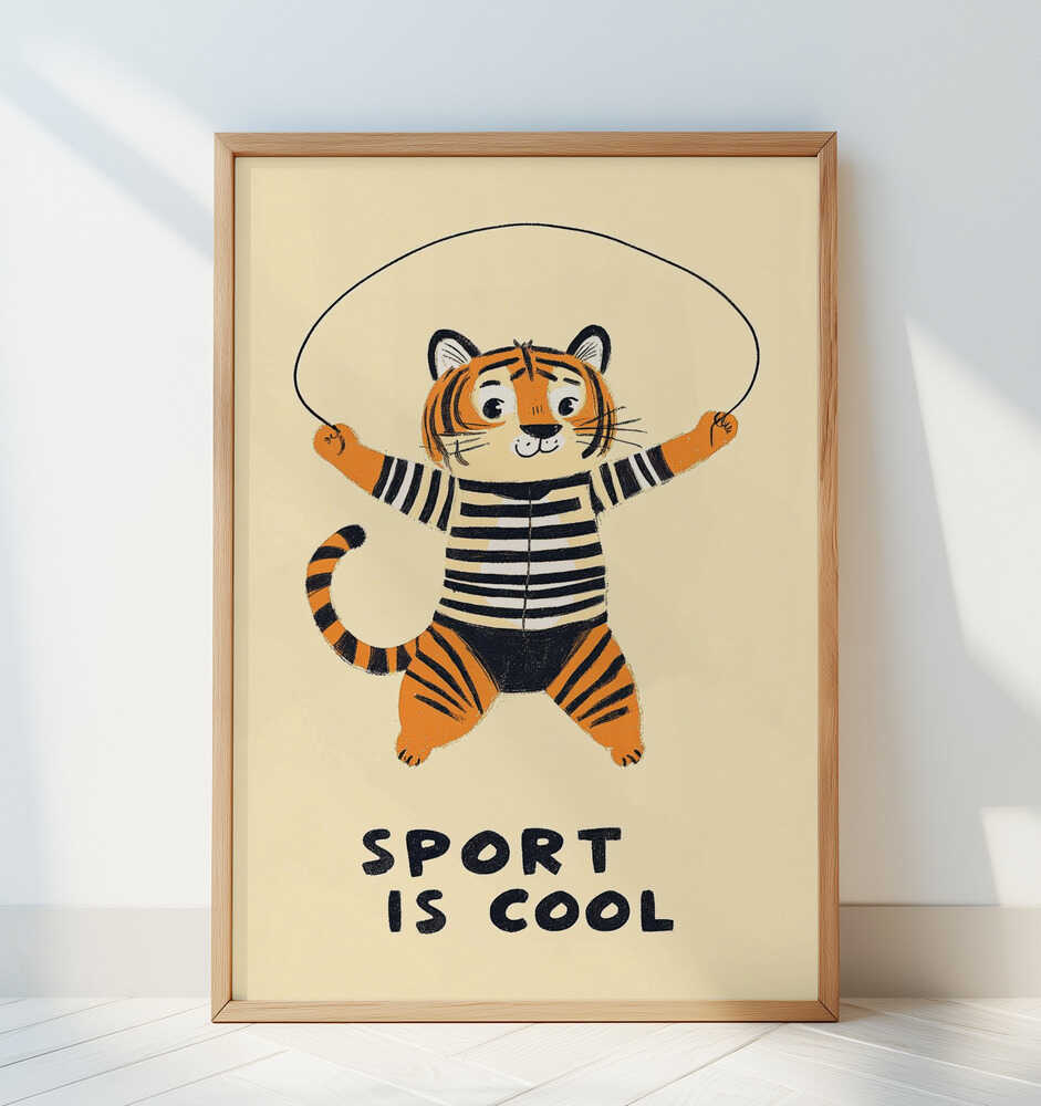 Inramad barntavla med hoppande tiger och texten "Sport is cool", lutad mot en vit vägg för ett fräscht, sportigt och inspirerande uttryck.