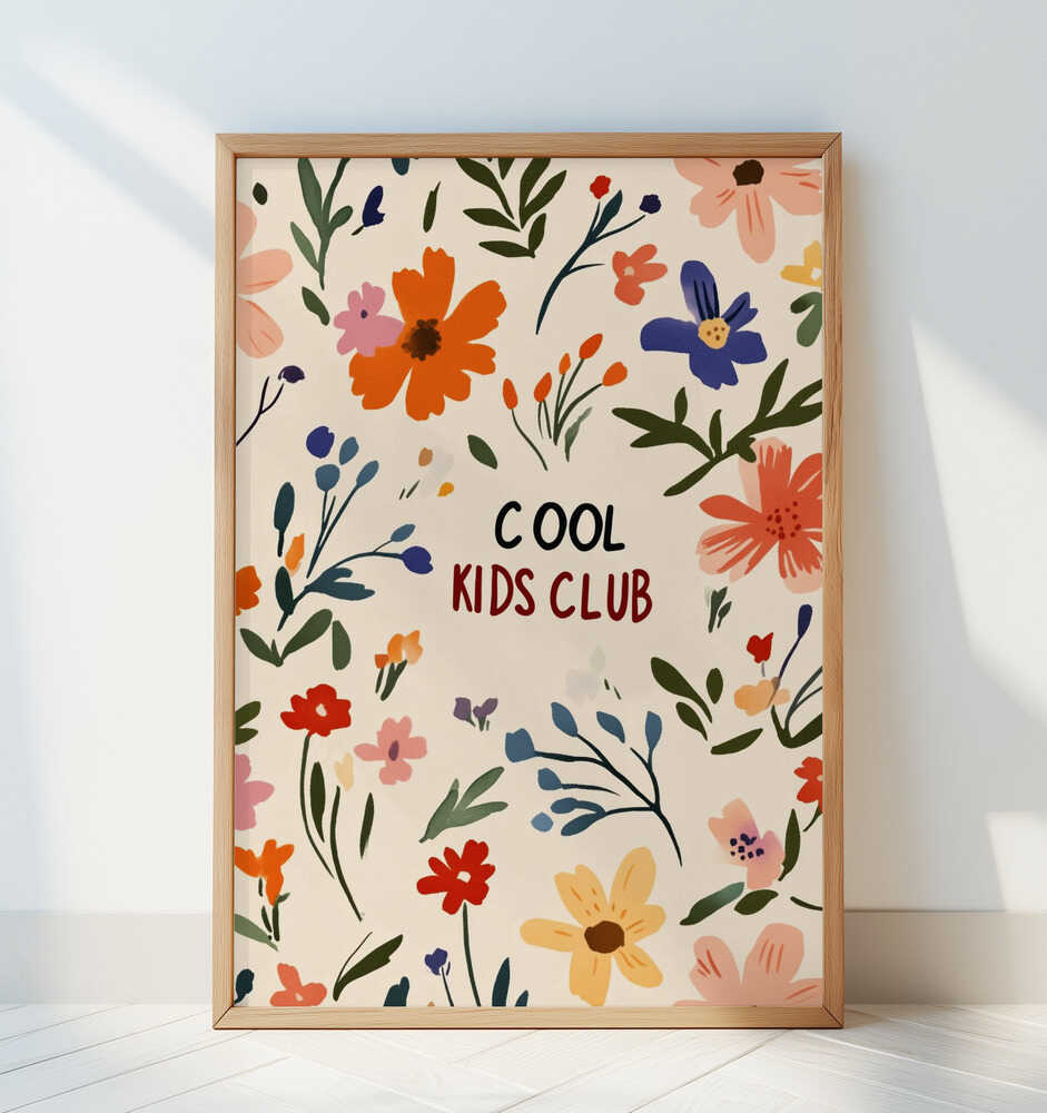 Inramad barntavla med färgstarka blommor och texten "Cool Kids Club", lutad mot en vit vägg och skapar ett fräscht och lekfullt uttryck.
