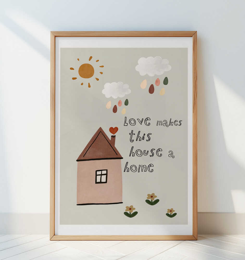 Inramad barntavla med hus och färgglada detaljer, lutad mot en vit vägg för ett rent och hemtrevligt uttryck. Texten “love makes this house a home” framträder tydligt.