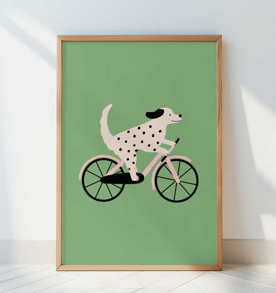 Inramad barntavla med prickig cyklande hund, lutad mot en vit vägg för ett enkelt och modernt uttryck.