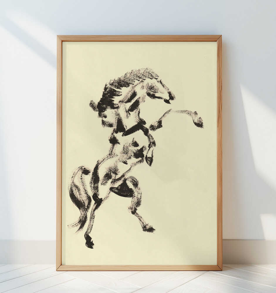 Inramad tavla med svart tecknad häst lutad mot en vit vägg vilket låter motivet ta centrum och skapa ett stilrent uttryck.
