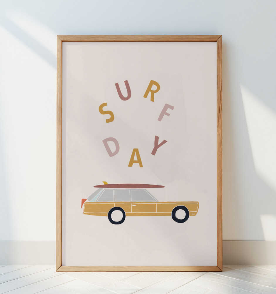 Barntavlan med surfbil och texten "SURF DAY", inramad och lutad mot en vit vägg.