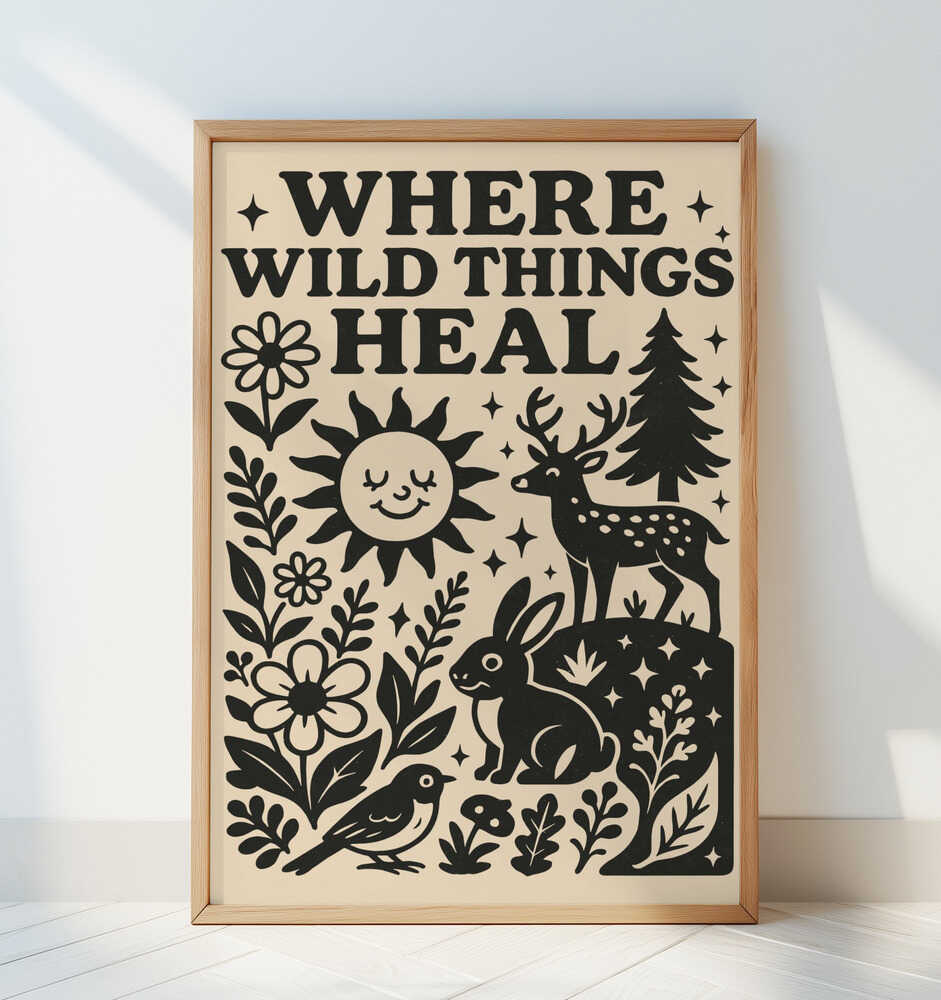 Barntavla med naturmotiv och texten "WHERE WILD THINGS HEAL", inramad och lutad mot en vit vägg.